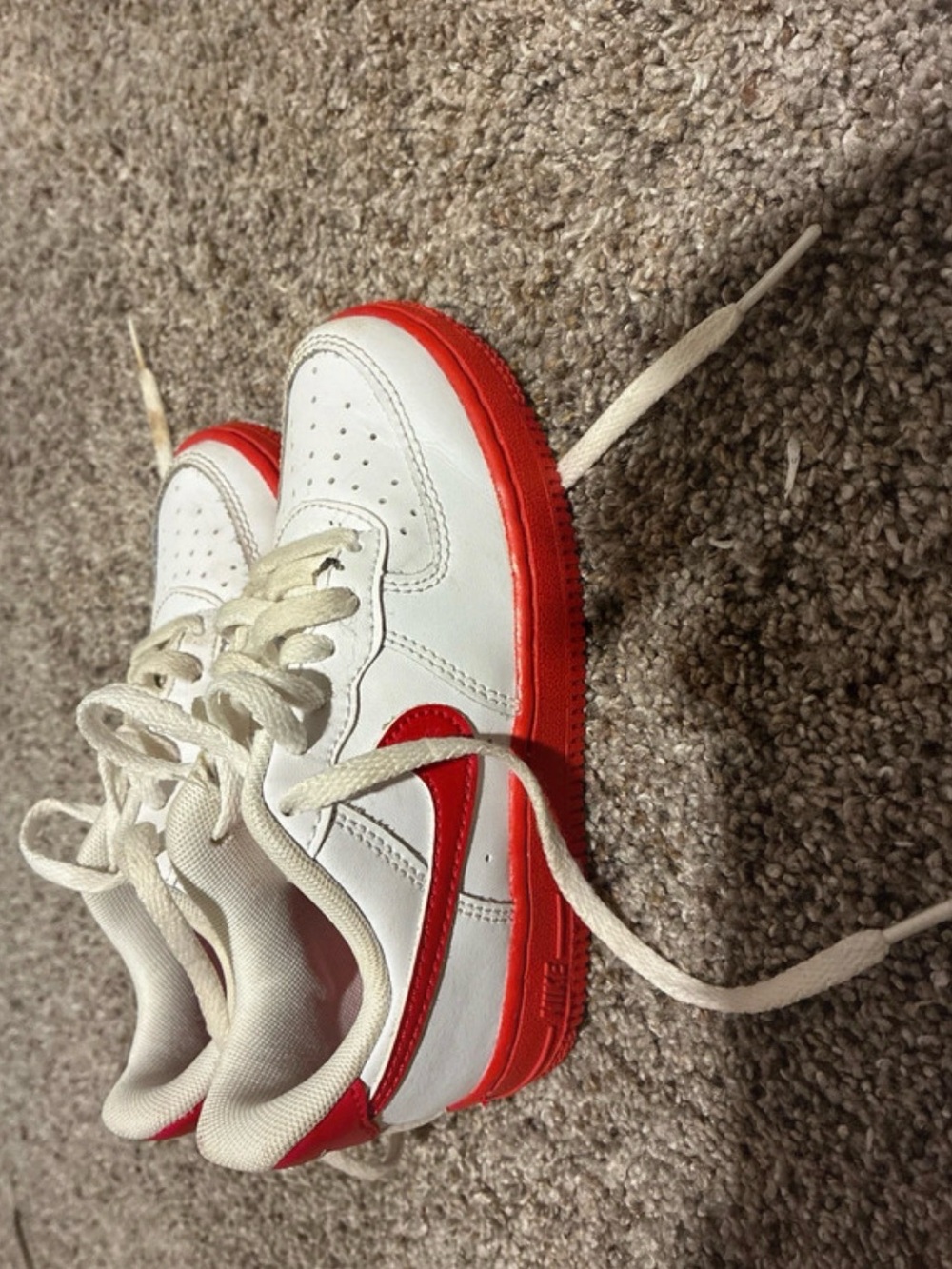 Nike Kids White and Red Low-Top Sneakers with Bold Swoosh